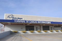 Fachada do terminal de cargas do aeroporto Salgado Filho, em Porto Alegre (RS)