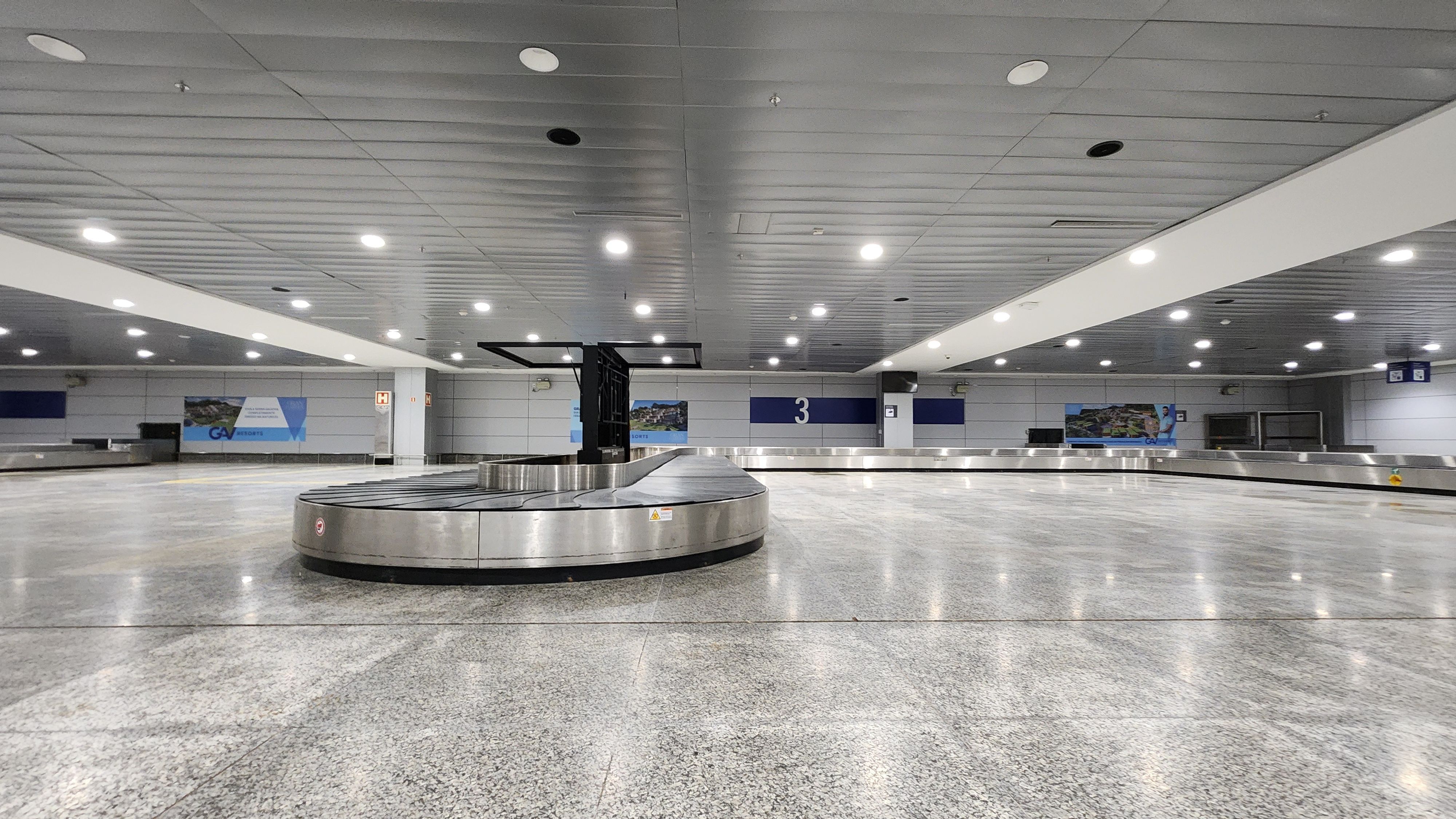 Área de restituição de bagagens no aeroporto Salgado Filho, em Porto Alegre (RS)