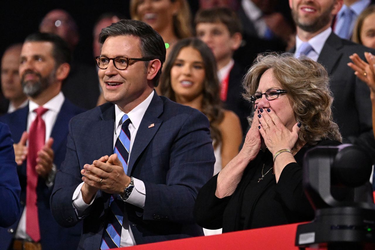 Beverly Vance, mãe do senador JD Vance, reage enquanto seu filho discursa durante a Convenção Nacional Republicana em Milwaukee na quarta-feira, 17 de julho / Will Lanzoni/CNN
