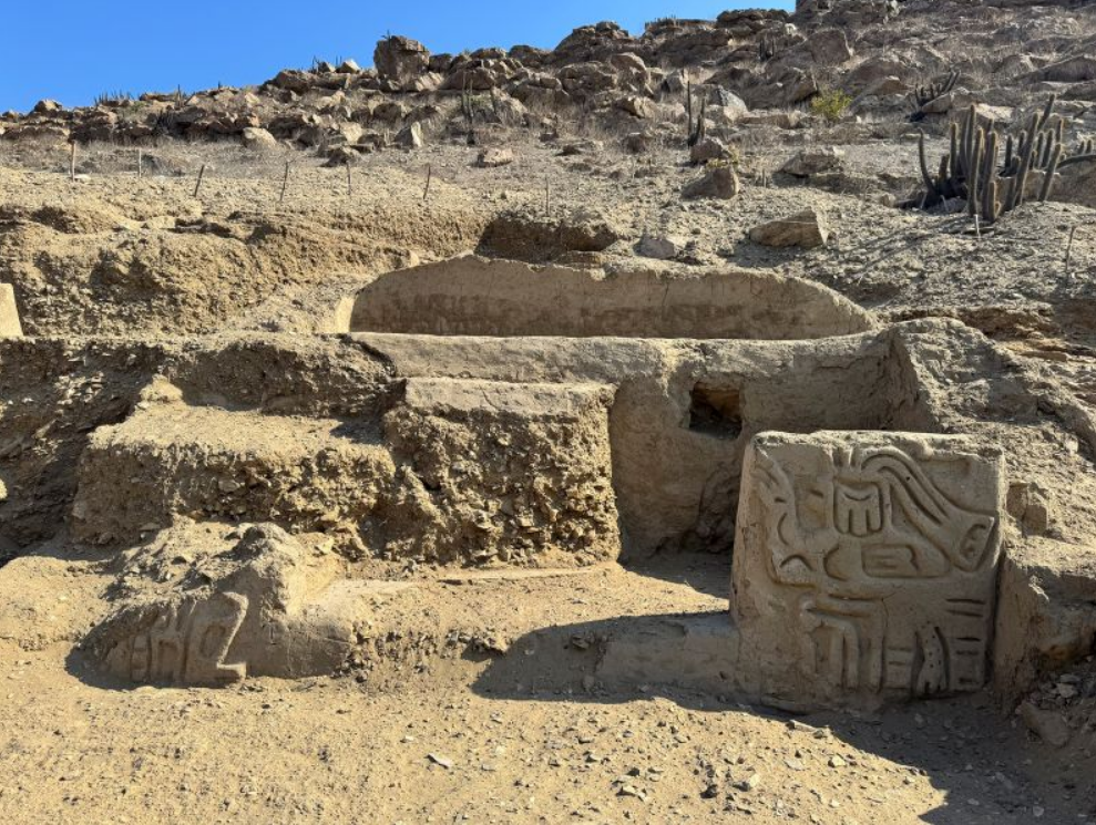 Pedaços do que parecem ser partes de um templo cerimonial de 4.000 anos no Peru. / Peru's Pontifical Catholic University/Reuters