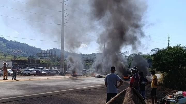 Manifestantes fecham estrada para impedir entrada de Bolsonaro