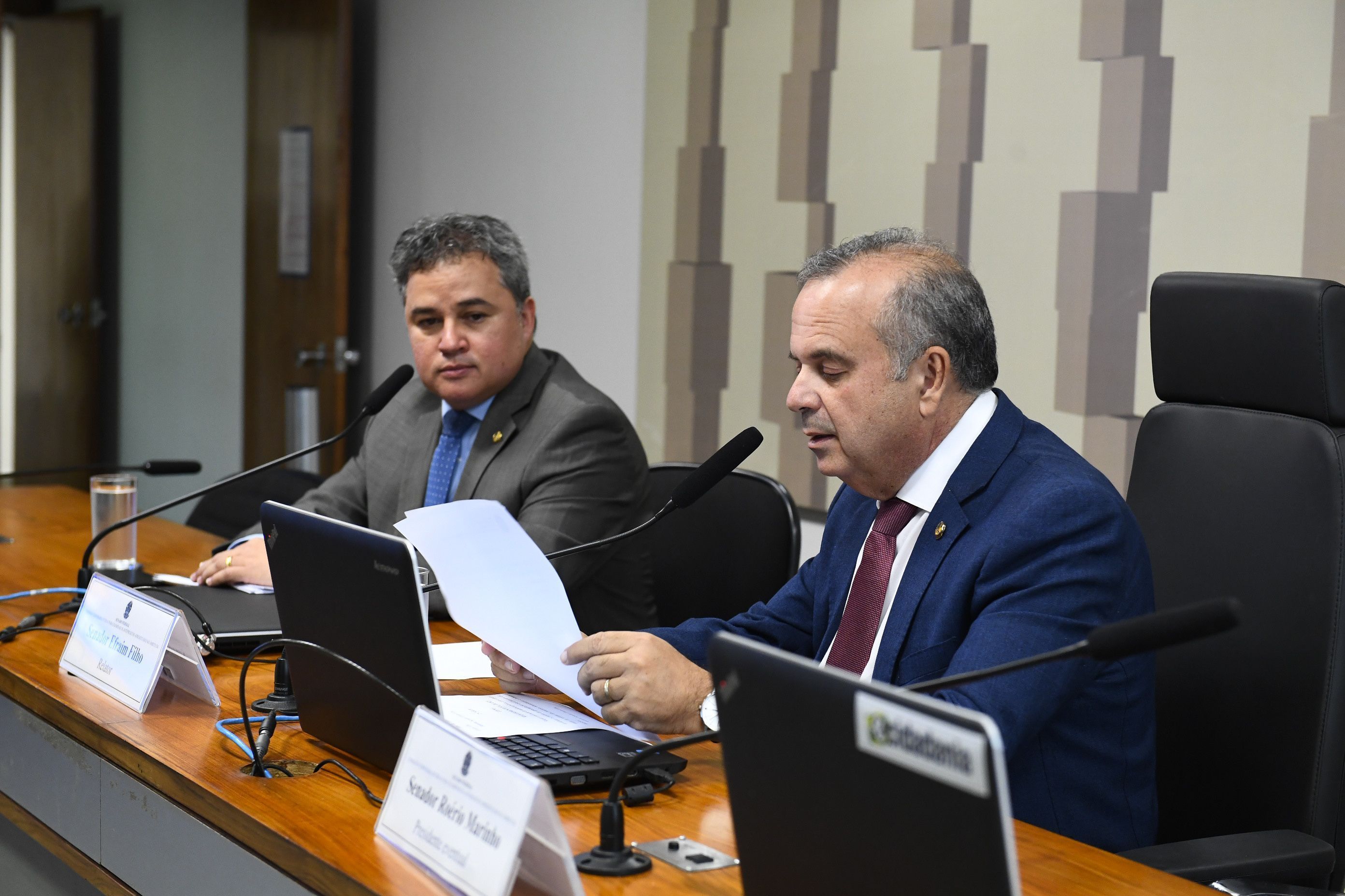 Comissão Temporária Interna para examinar os anteprojetos apresentados no âmbito da Comissão de Juristas (CTIADMTR) realiza: 1ª Parte: apreciação do plano de trabalho; 2ª Parte: apreciação de requerimento. Mesa: relator da CTIADMTR, senador Efraim Filho (União-PB); presidente eventual da CTIADMTR, senador Rogerio Marinho (PL-RN). Foto: Roque de Sá/Agência Senado