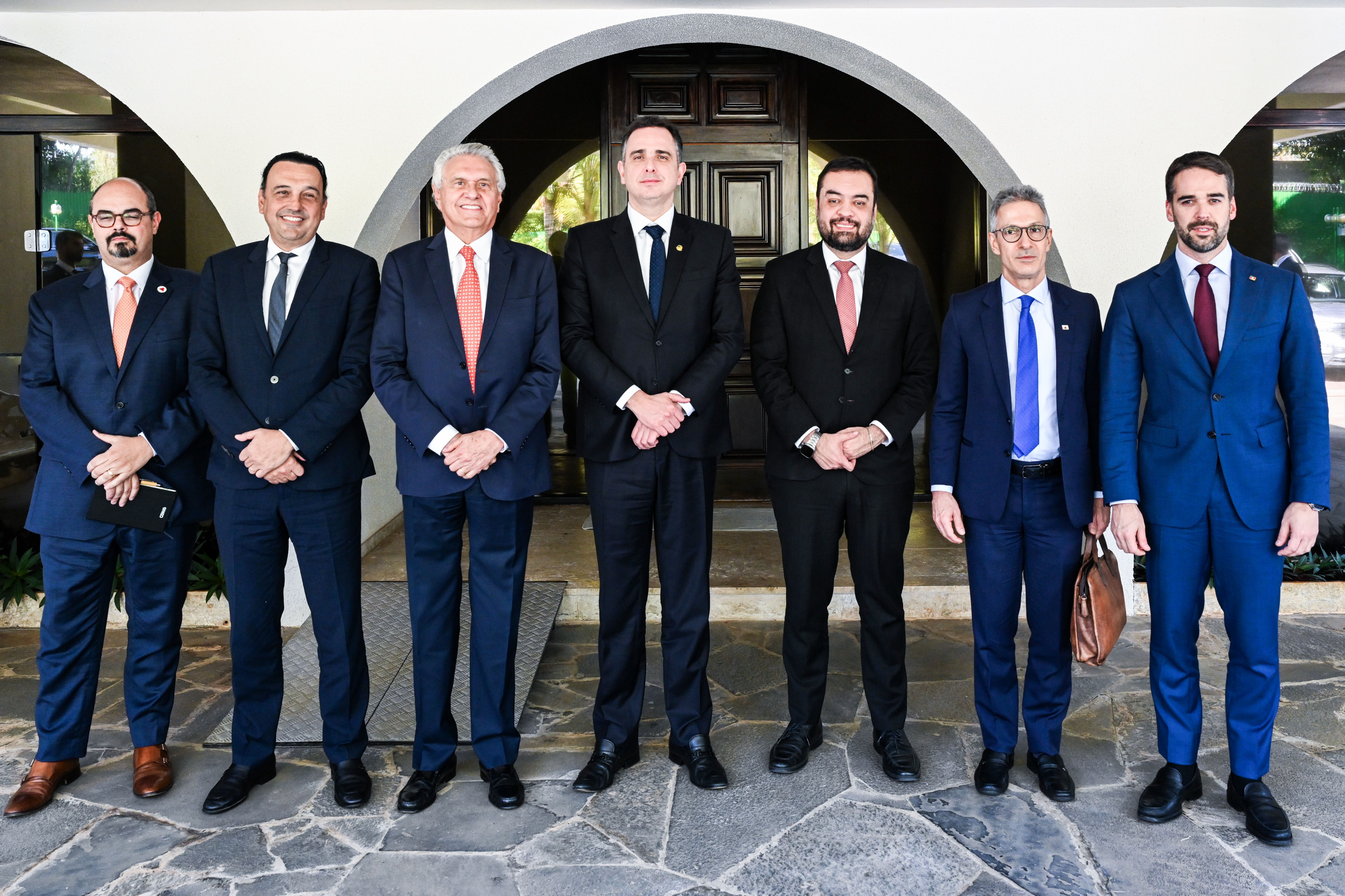 Presidente do Senado Federal, senador Rodrigo Pacheco (PSD-MG), se reúne com governadores para discutir solução para a dívida dos estados com a União. (E/D): vice-governador de Minas Gerais, Professor Mateus Simões; vice-governador de São Paulo, Felicio Ramuth; governador de Goiás, Ronaldo Caiado; presidente do Senado Federal, senador Rodrigo Pacheco (PSD-MG); governador do Rio de Janeiro, Cláudio Castro; governador de Minas Gerais, Romeu Zema; governador do Rio Grande do Sul, Eduardo Leite.