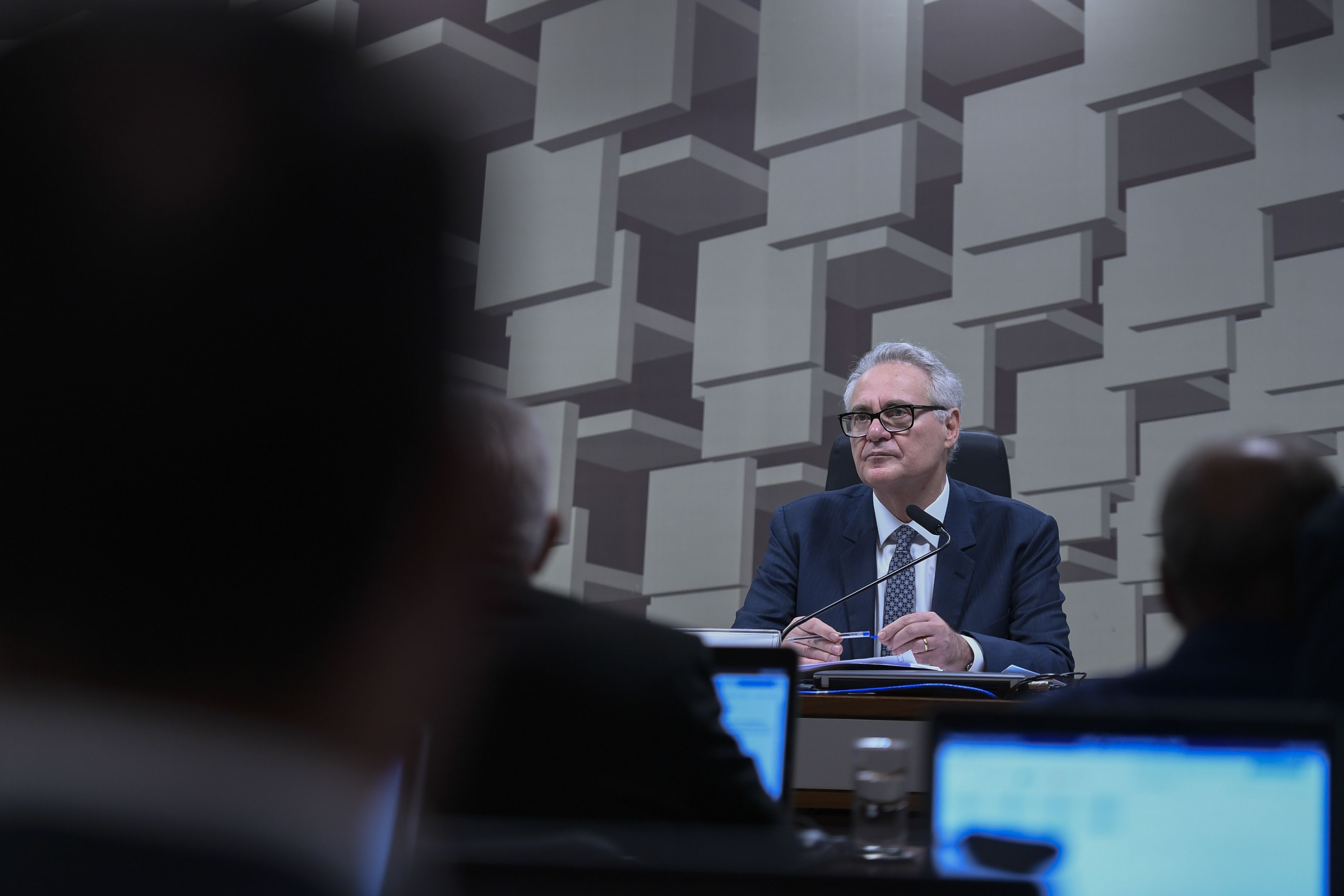 Comissão de Relações Exteriores e Defesa Nacional (CRE) realiza reunião com 9 itens. Entre eles, o PL 1.006/2022, que institui normas aplicáveis a atividades espaciais nacionais. Mesa: presidente da CRE, senador Renan Calheiros (MDB-AL). Foto: Edilson Rodrigues/Agência Senado