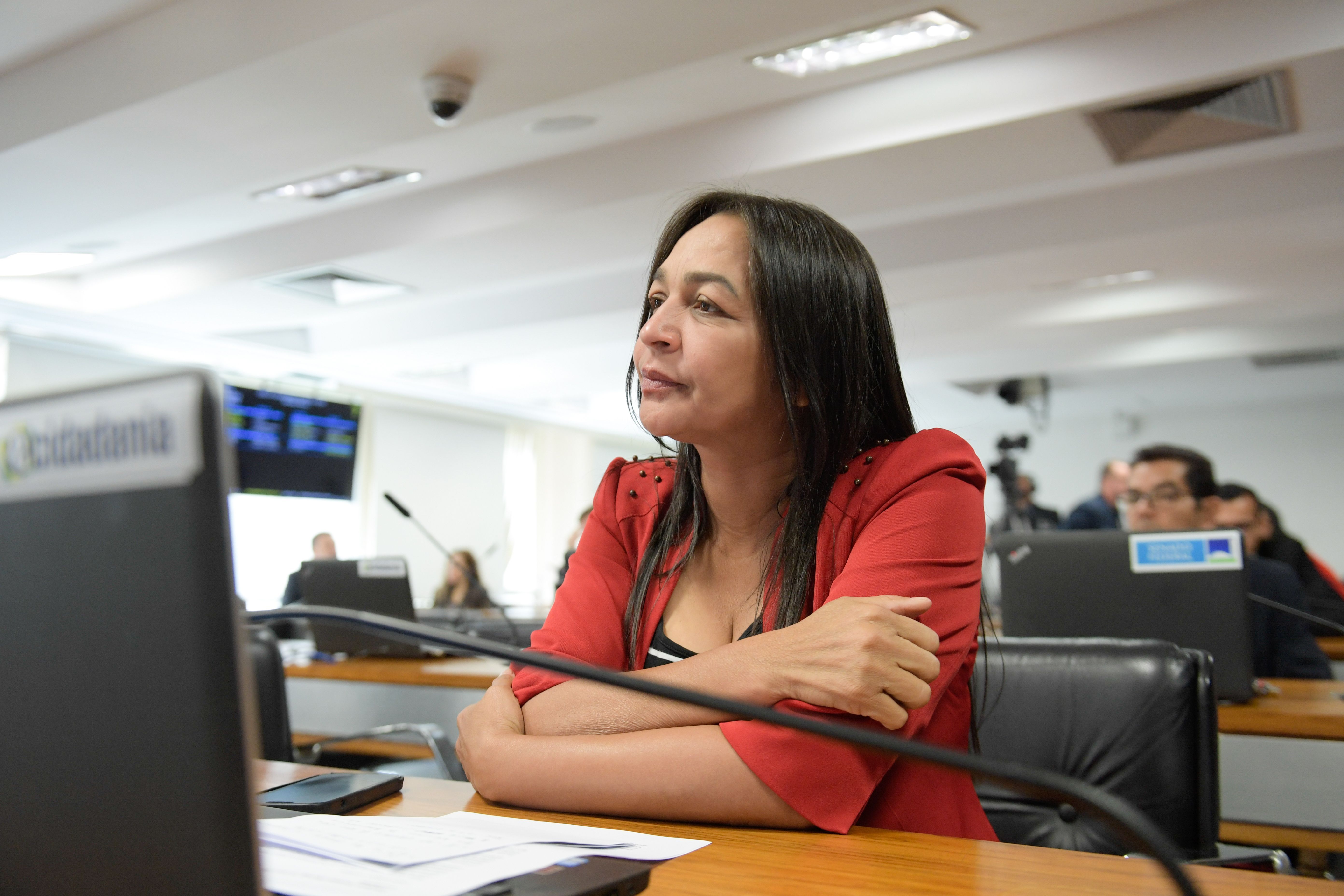 Comissão de Defesa da Democracia (CDD) realiza reunião com 3 itens. Entre eles, o PL 4.400/2021, que puni a invasão e apropriação de perfil em redes sociais. Em destaque, à bancada, senadora Eliziane Gama (PSD-MA).