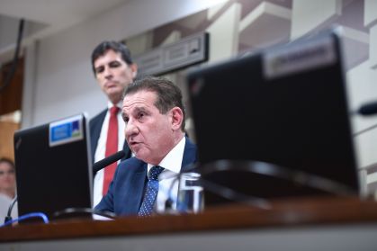 Comissão de Assuntos Econômicos (CAE) realiza reunião com 7 itens. Entre eles, o PL 429/2024, que dispõe sobre as custas judiciais no âmbito da Justiça Federal; cria o Fundo Especial da Justiça Federal (Fejufe); e revoga a Lei nº 9.289, de 4 de julho de 1996. Mesa: presidente da CAE, senador Vanderlan Cardoso (PSD-GO) - em pronunciamento. Foto: Edilson Rodrigues/Agência Senado