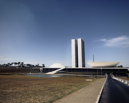 Fachada do Palácio do Congresso Nacional. O Palácio do Congresso Nacional é um dos pilares da arquitetura monumental de Niemeyer que dão forma à capital inaugurada em 1960. Construído em terreno elevado, é visto de longe como culminância da avenida Eixo Monumental, que abriga a Esplanada dos Ministérios e atravessa a cidade de norte a sul. Sede das duas Casas do Poder Legislativo e um dos mais famosos cartões postais do Brasil, o Palácio do Congresso Nacional é composto por duas cúpulas e duas torres de 28 andares, que abrigam a Câmara dos Deputados e o Senado Federal Foto: Leonardo Sá/Agência Senado