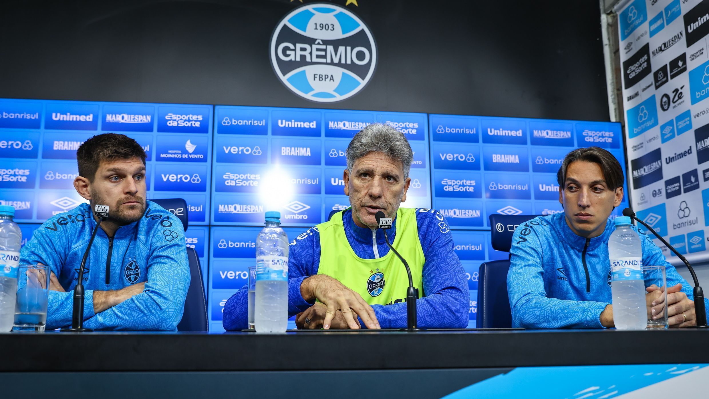 Técnico Renato Portaluppi, ao lado dos zagueiros Geromel e Kannemann, concede entrevista coletiva apos o treino da manha desta sexta-feira, no CT Luiz Carvalho