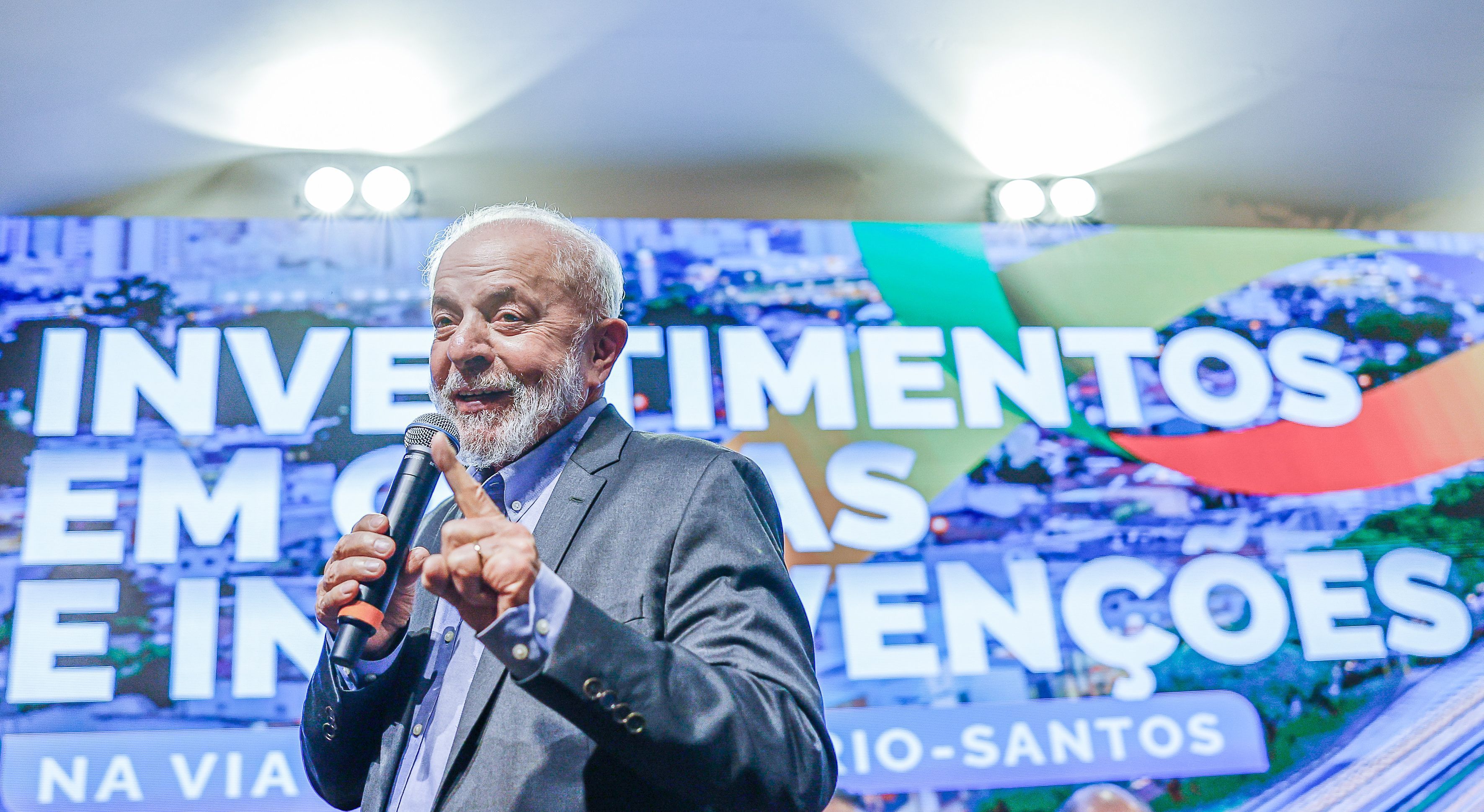 Cerimônia de anúncio de investimentos para execu