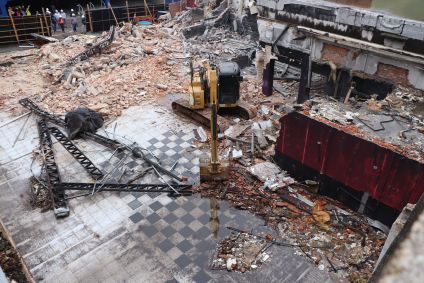 Mais de 11 anos após a tragédia que matou 242 pessoas, prédio onde funcionava a Boate Kiss é demolido