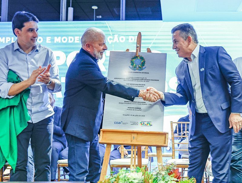 Acompanhado do ministro Silvio Costa Filho (à esquerda), o presidente Lula (ao centro) participou de evento com o governador de MT, Mauro Mendes