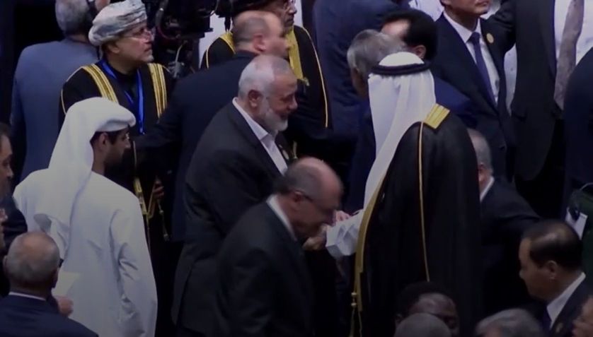 O vice-presidente Geraldo Alckmin (em primeiro plano, ao centro) e o líder político do Hamas Ismail Haniyeh (em segundo plano, também ao centro, sem a vestimenta kandura) / Reprodução/Reuters