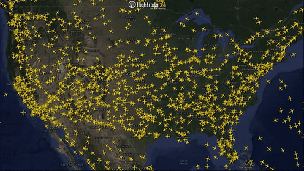 Timelapse de voos afetados nos Estados Unidos pelo apagão cibernético global