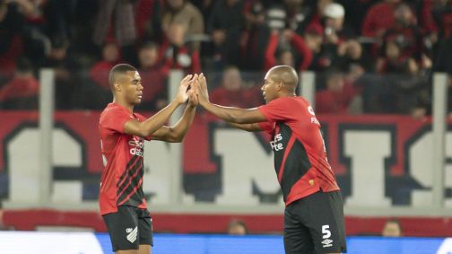 Fernandinho comemora gol sobre o Ypiranga pela Copa do Brasil