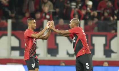 Fernandinho comemora gol sobre o Ypiranga pela Copa do Brasil