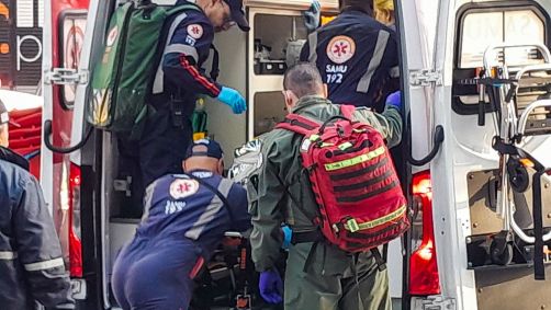 Equipe do Samu resgata vítima de acidente de trânsito na Marginal Pinheiros, em São Paulo