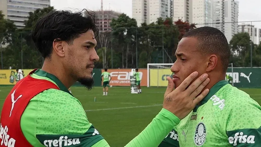 Acertado com Bragantino, John John se despede do elenco do Palmeiras