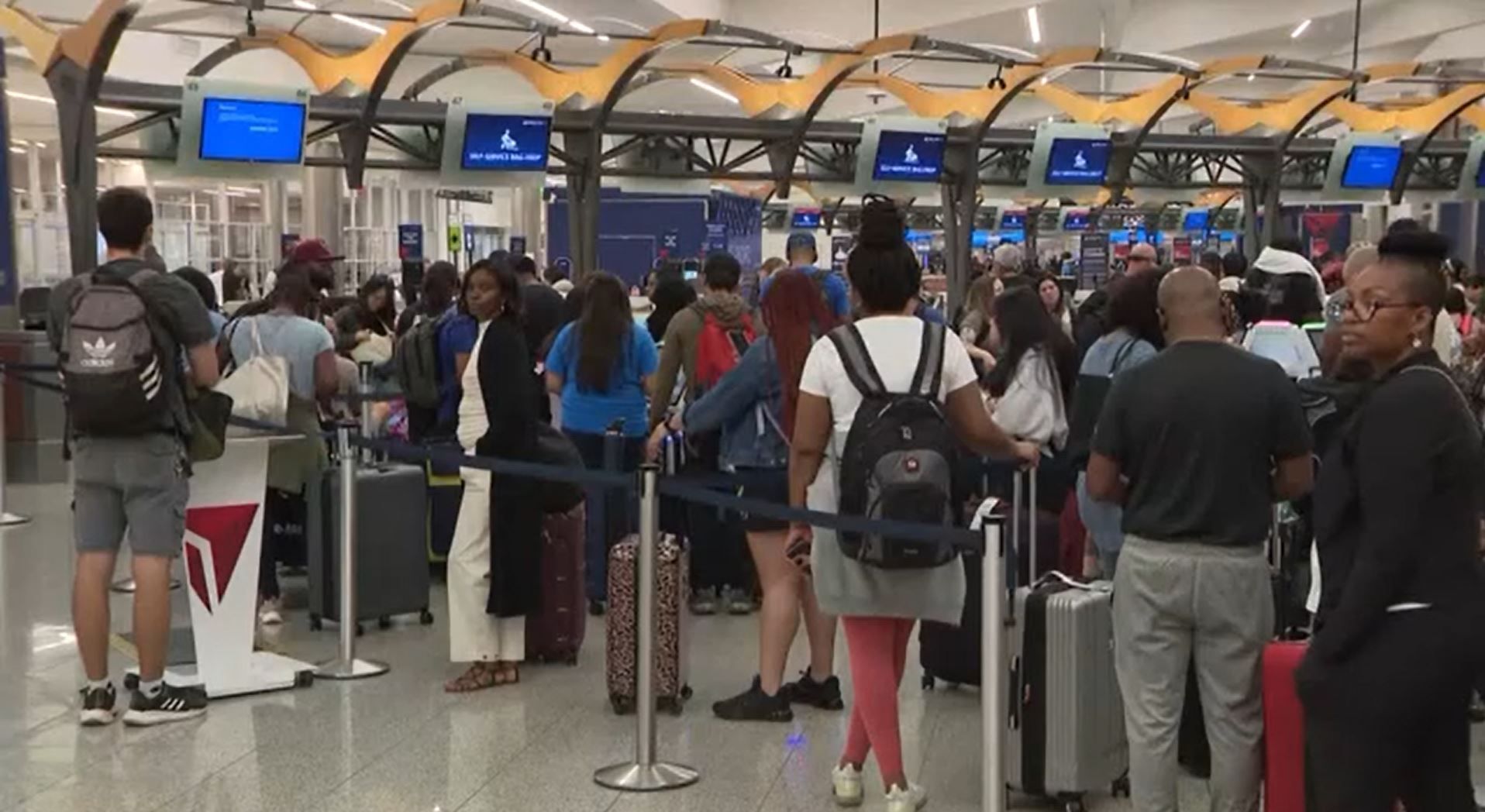 Passageiros com problemas no aeroporto internacional Hartsfield Jackson, nos Estados Unidos