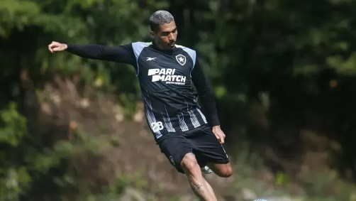 Allan em atividade no CT Lonier, do Botafogo