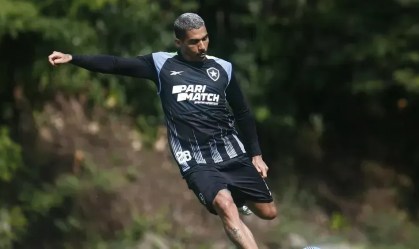 Allan em atividade no CT Lonier, do Botafogo