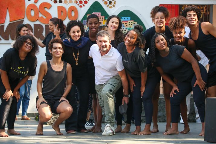 Antonio Banderas conhece "Nós do Morro" / Dilson Silva/AgNews