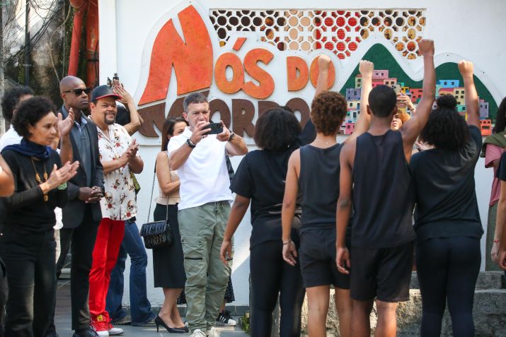 Antonio Banderas faz visita ao Morro do Vidigal, no Rio / Dilson Silva/AgNews