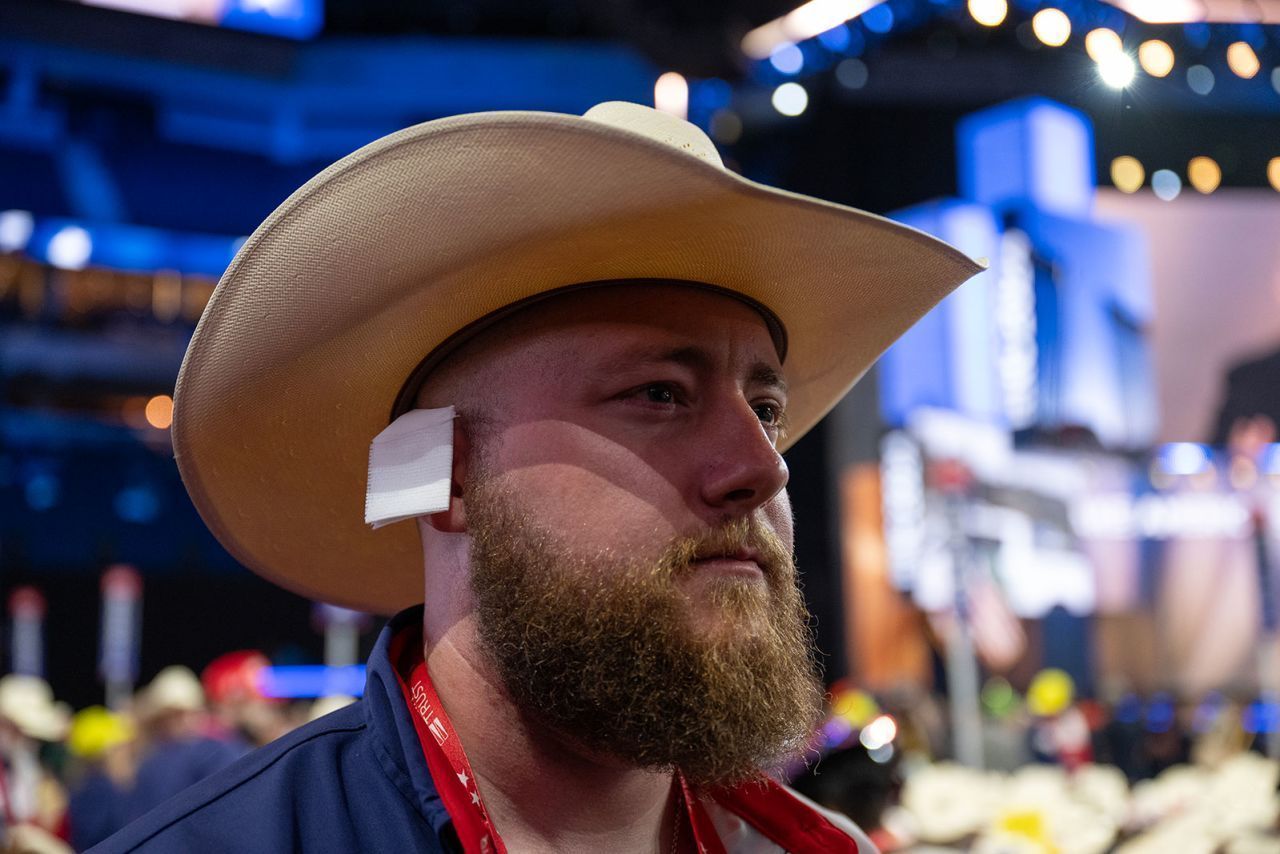 Alguns apoiadores de Trump estão usando bandagens nas orelhas na Convenção Nacional Republicana / Will Lanzoni/CNN