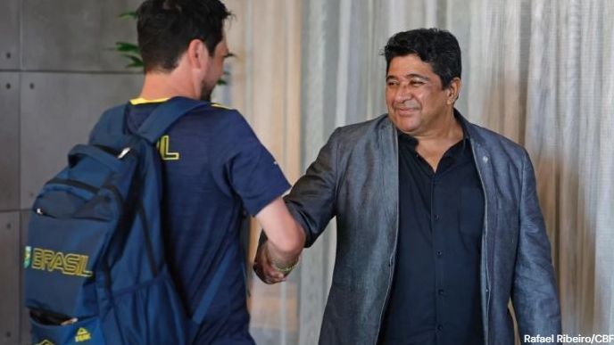 Arthur Elias recepciona Ednaldo Rodrigues em Paris / Rafael Ribeiro/CBF