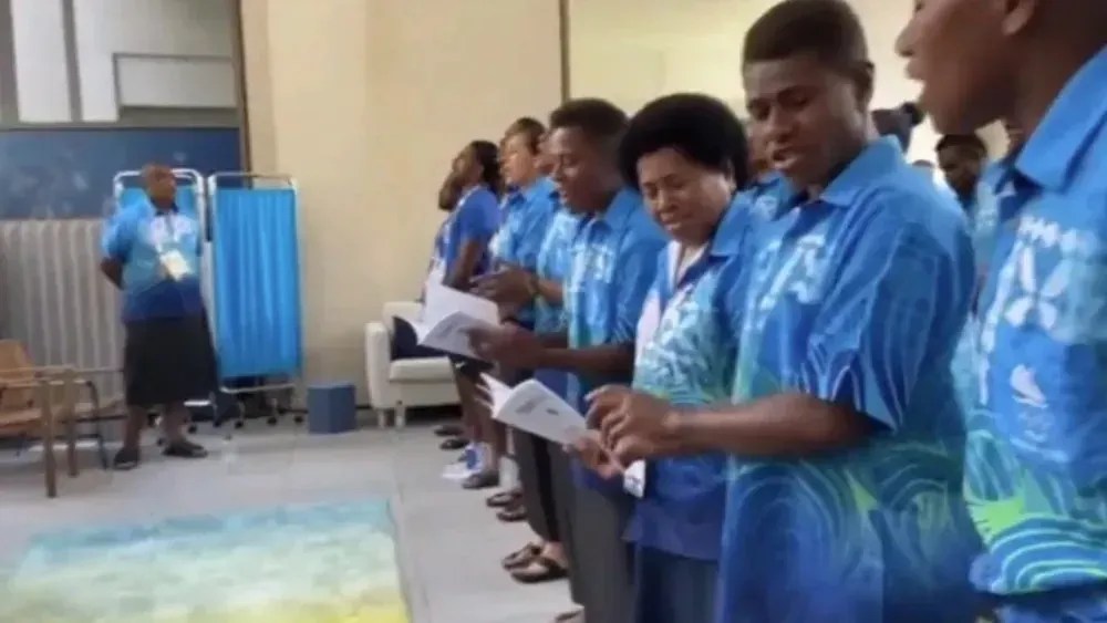 Atletas do Fiji fazem apresentação com músicas nativas