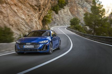 Audi S5 Sedan na cor azul Ascari metálico