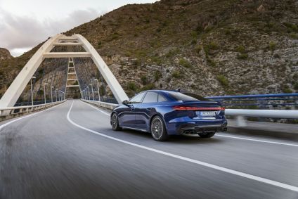 Audi S5 Sedan na cor azul Ascari metálico