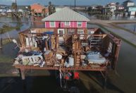 Furacão Beryl arranca telhado de casa no Texas; veja fotos