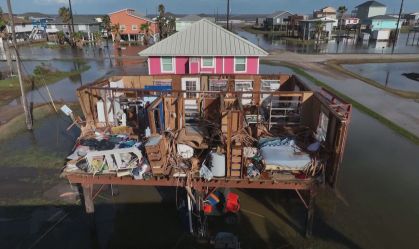 Furacão Beryl arranca telhado de casa no Texas; veja fotos