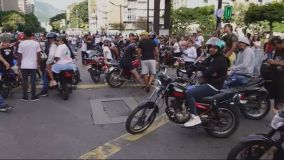 Pessoas em motos participam de protesto após proclamação de Nicolás Maduro como presidente da Venezuela