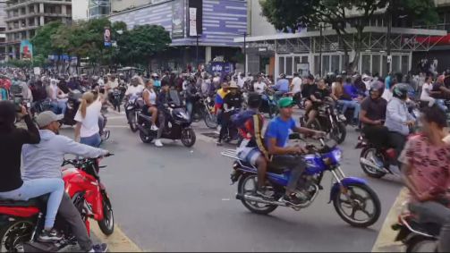 Pessoas em motos participam de protesto após proclamação de Nicolás Maduro como presidente da Venezuela