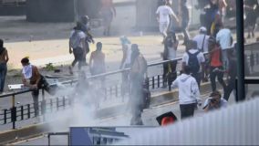 Manifestantes durante protesto contra governo de Nicolás Maduro após confirmação de resultados da eleição presidencial