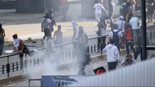 Manifestantes durante protesto contra governo de Nicolás Maduro após confirmação de resultados da eleição presidencial