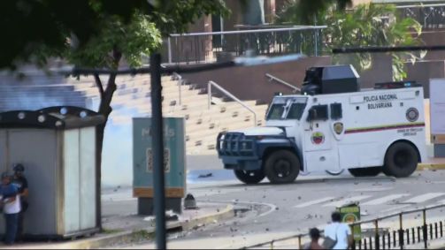 Carro da polícia durante manifestação na Venezuela
