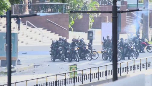 Policiais em motos se mobilizam durante protesto após Nicolás Maduro ser declarado vencedor das eleições na Venezuela