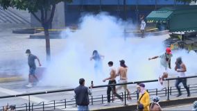 Polícia usa gás contra manifestantes durante protesto após Nicolás Maduro ser declarado vencedor de eleição na Venezuela