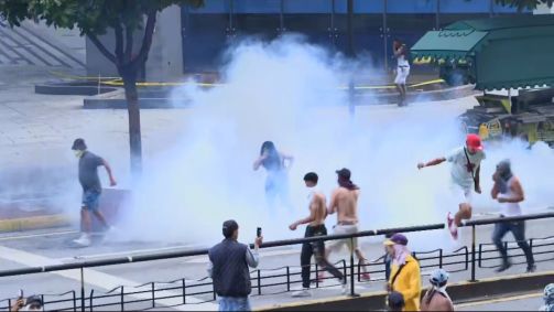 Polícia usa gás contra manifestantes durante protesto após Nicolás Maduro ser declarado vencedor de eleição na Venezuela