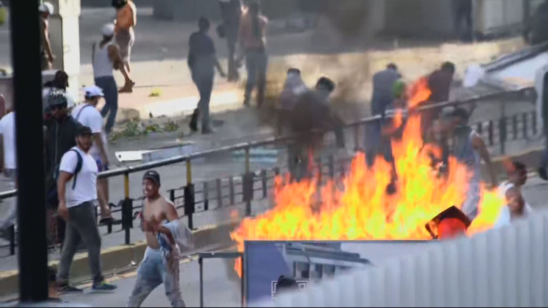 Fogo durante protestos após Nicolás Maduro ser declarado vencedor deeleição na Venezeula