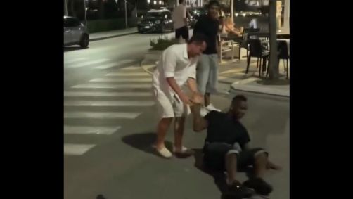 Balotelli é filmado caído em rua da cidade de Lignano, na Itália