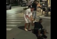 Balotelli é filmado caído em rua na Itália e desabafa nas redes; vídeo