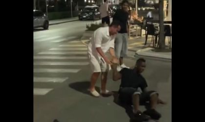 Balotelli é filmado caído em rua na Itália e desabafa nas redes; vídeo
