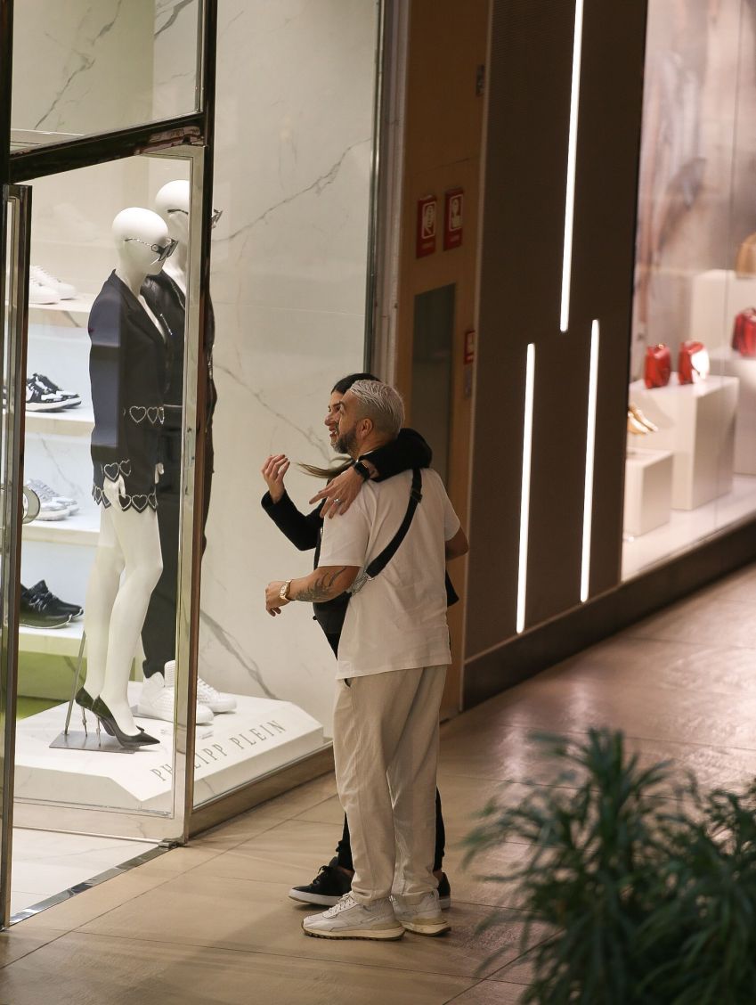 Belo e mulher misteriosa se abraçam em shopping. / Edson Douglas/AgNews