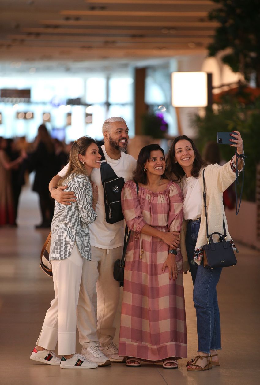 Belo atende grupo de fãs em shopping do Rio de Janeiro. / Edson Douglas/AgNews