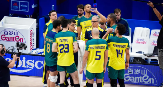 Bernardinho com jogadores durante partida da Liga das Nações de Vôlei