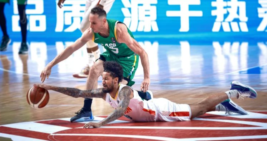 Brasil x Camarões no Pré-olímpico de basquete em Riga, na Letônia