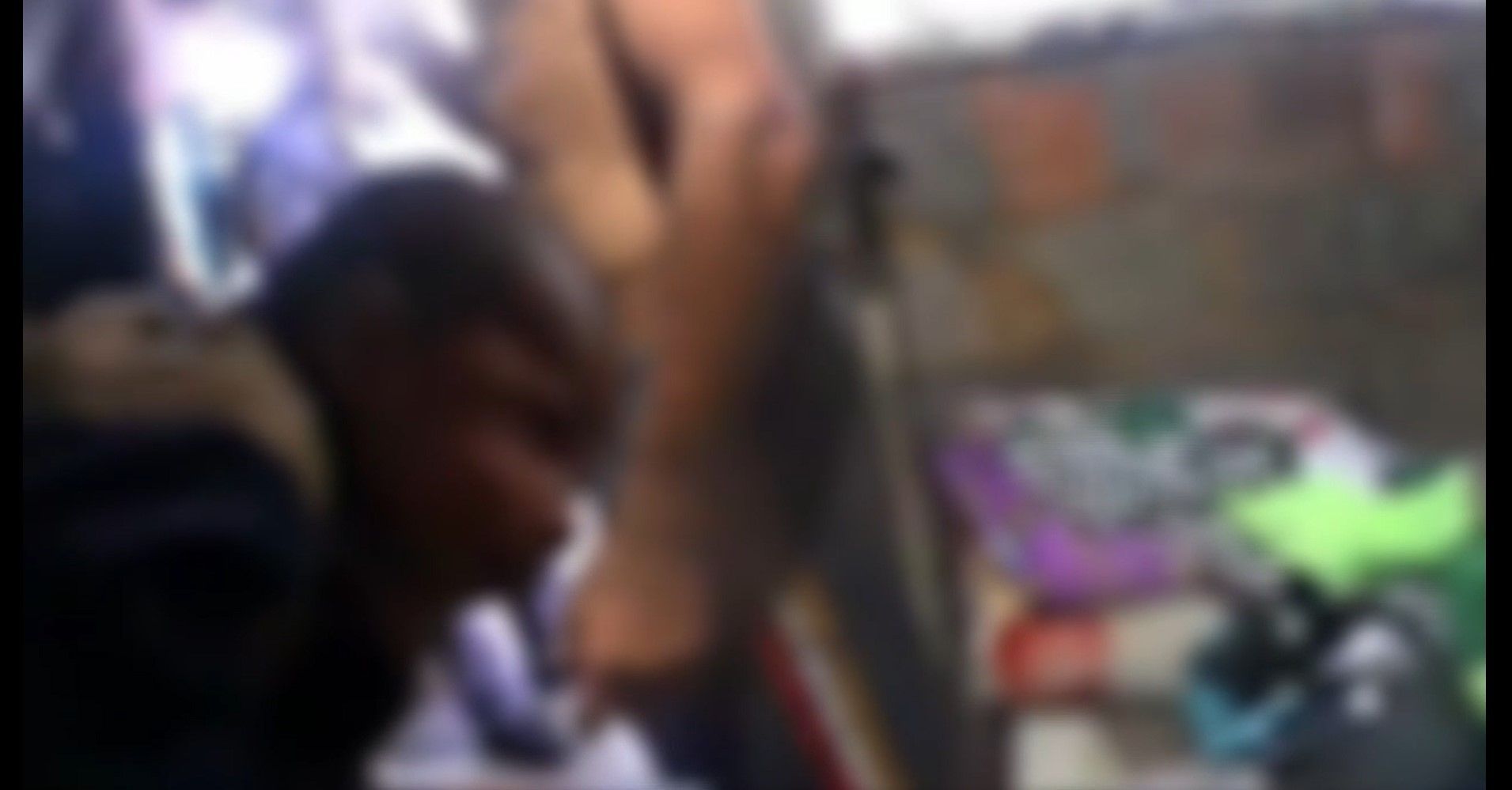 Momento em que os policiais fazem manobra para desengasgar bebê no interior de São Paulo